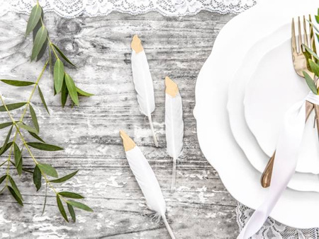 Piórka dekoracyjne BIAŁE ZŁOTE 10-16 cm 6 szt. PartyDeco