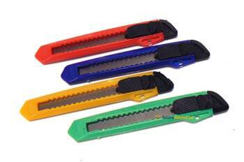 Nóż do tapet z łamanym ostrzem 18 mm w plastikowej obudowie 1 szt.